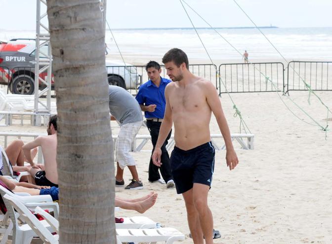 Fortaleza: relax in spiaggia tra cocktail e bagni per i giocatori della nazionale spagnola. Nella foto: Gerard Piqu (Olycom)